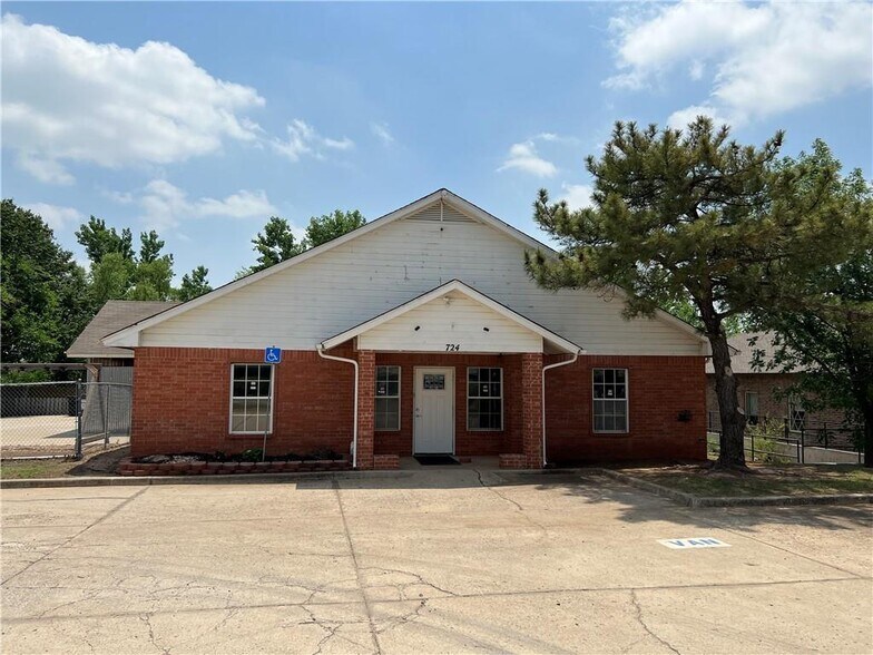 724 W 15th St, Edmond, OK for lease - Building Photo - Image 1 of 17