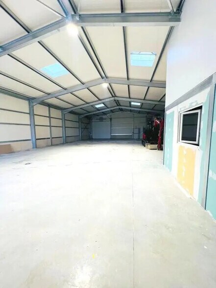 Flex in Villiers-Saint-Frédéric for lease - Interior Photo - Image 2 of 8