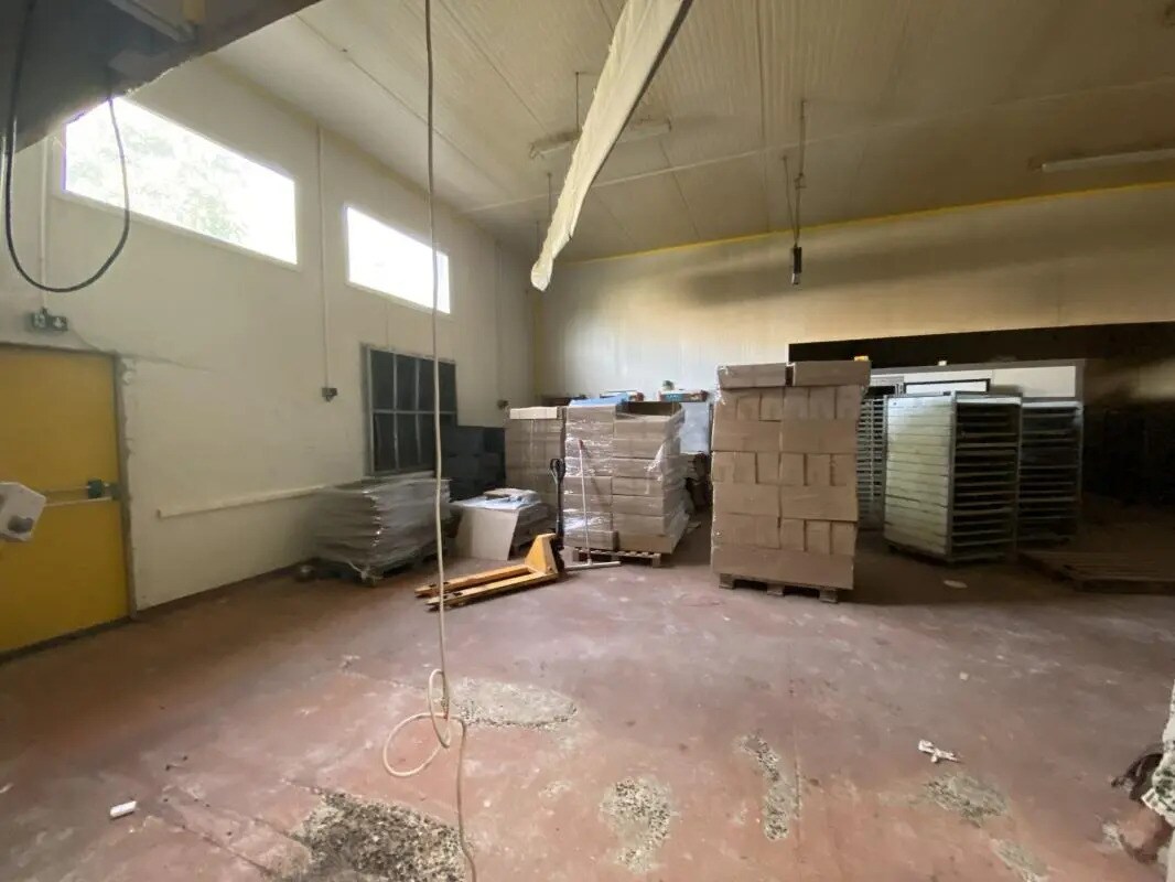 Flex in Éragny for lease Building Photo- Image 1 of 6