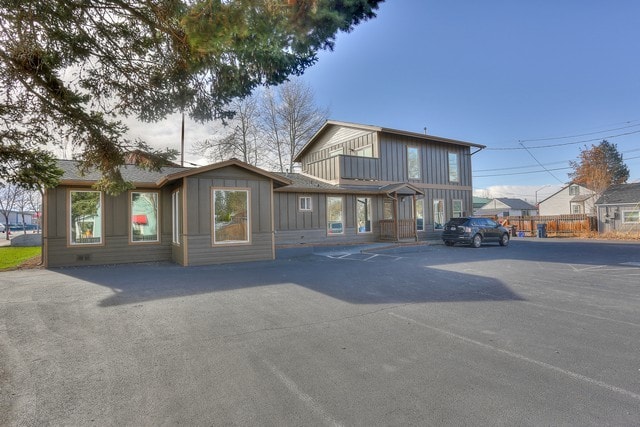 735 SW 9th St, Redmond, OR for lease - Building Photo - Image 1 of 2