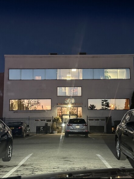 31 Merrick Ave, Merrick, NY for lease - Building Photo - Image 3 of 21