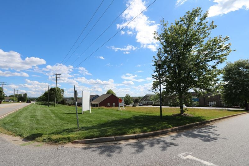 111 Wicker Park Ave, Greer, SC for sale - Building Photo - Image 2 of 3