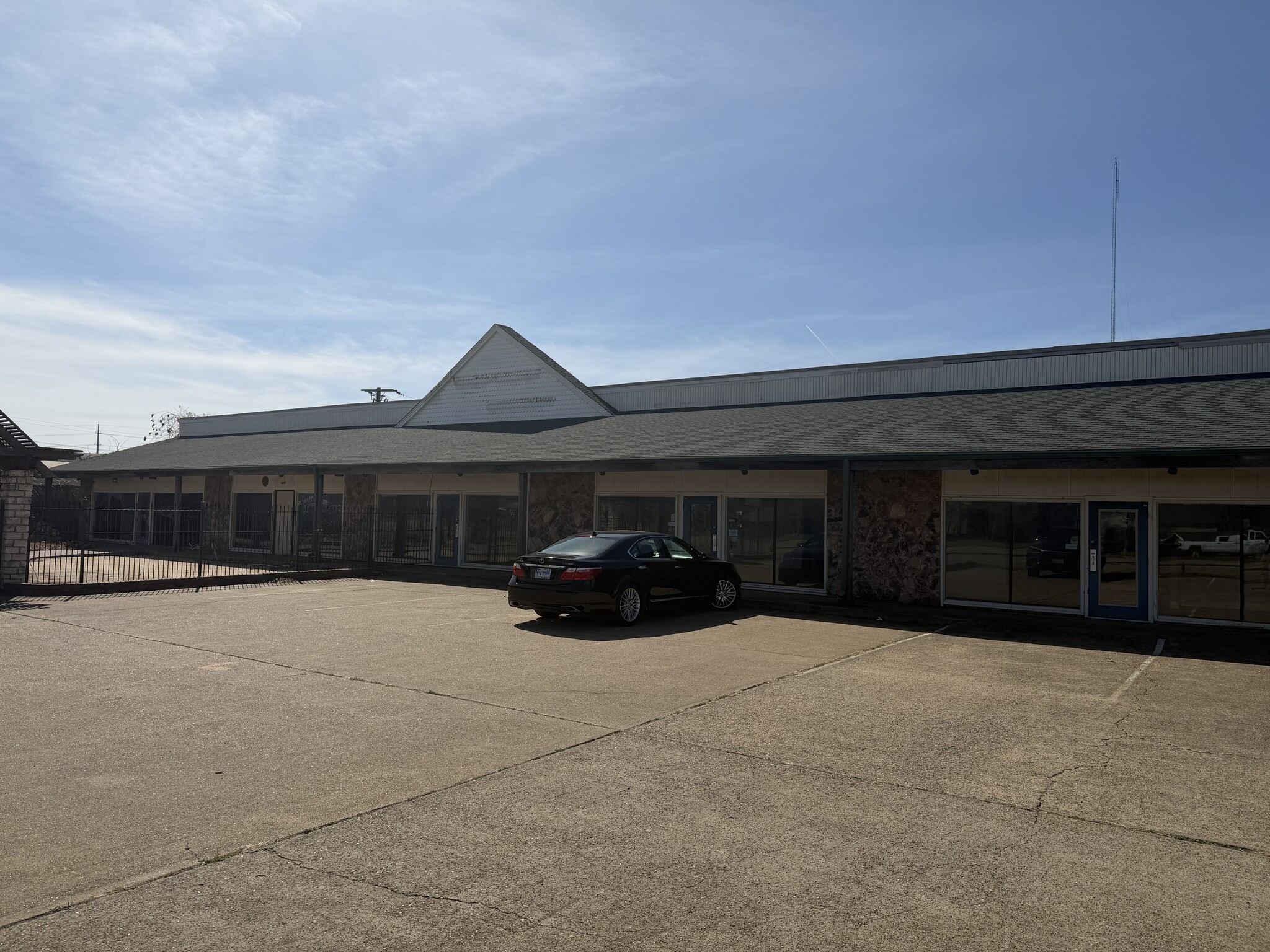 3644 W Pioneer Pky, Pantego, TX for lease Building Photo- Image 1 of 4