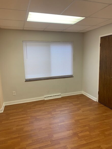 814 E 185th St, Cleveland, OH for lease - Interior Photo - Image 2 of 8