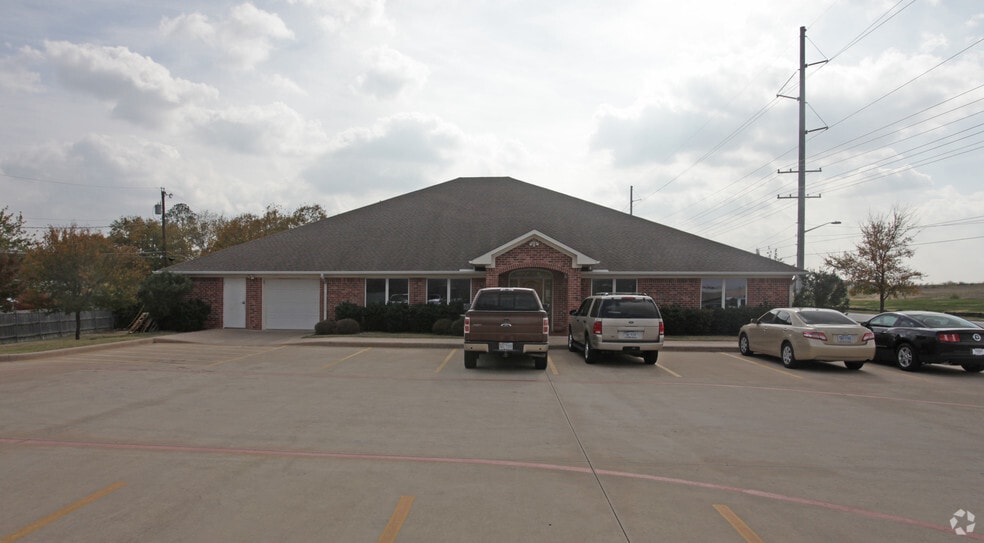 1156 N Bonnie Brae St, Denton, TX for lease - Building Photo - Image 2 of 48