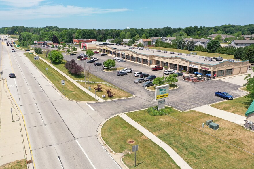 1024-1060 E Commerce Blvd, Slinger, WI for lease - Building Photo - Image 1 of 4