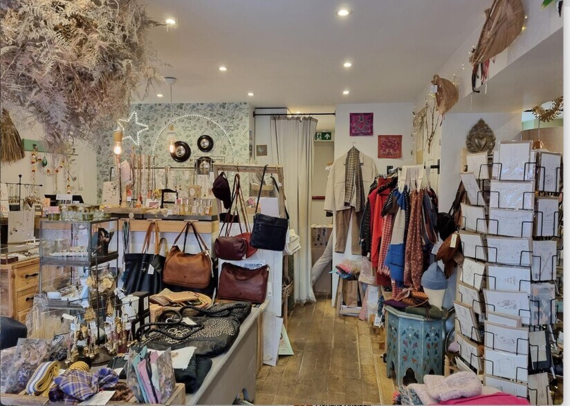 Retail in Paris for lease - Building Photo - Image 3 of 7