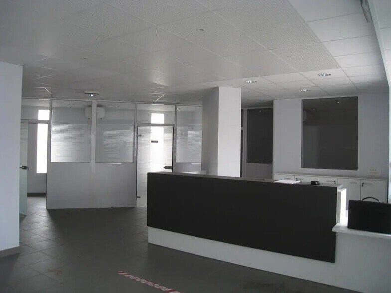 Retail in Aubagne for sale - Interior Photo - Image 1 of 6