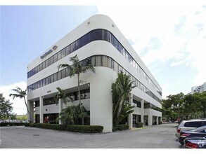 18305 Biscayne Blvd, Aventura, FL for lease Building Photo- Image 1 of 2