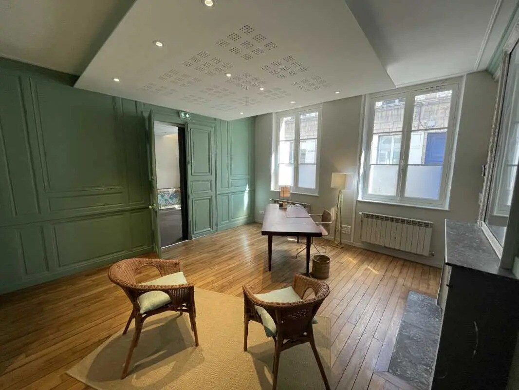 Office in Compiègne for lease Interior Photo- Image 1 of 2