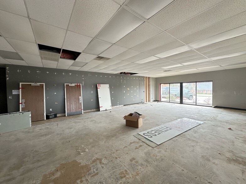1806-1808 Round Barn Rd, Champaign, IL for lease - Building Photo - Image 3 of 6