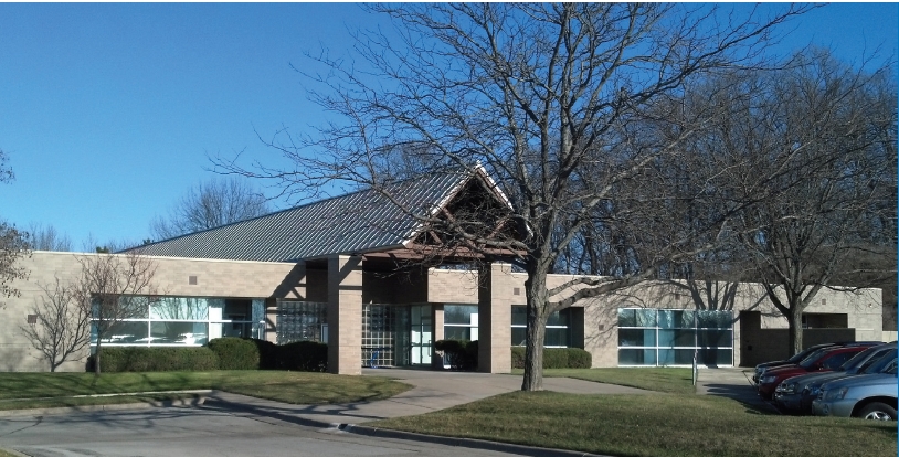 4050 River Center Ct NE, Cedar Rapids, IA for lease - Primary Photo - Image 1 of 25