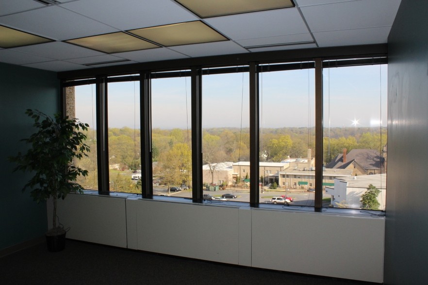 200 1st Ave NW, Hickory, NC for lease - Interior Photo - Image 1 of 15