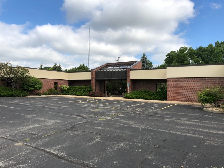 806 Valley Rd, Menasha, WI for lease - Building Photo - Image 3 of 9