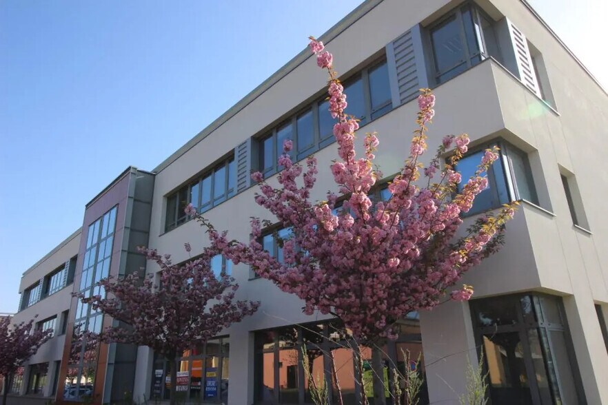 Office in Saint-Grégoire for lease - Building Photo - Image 3 of 10