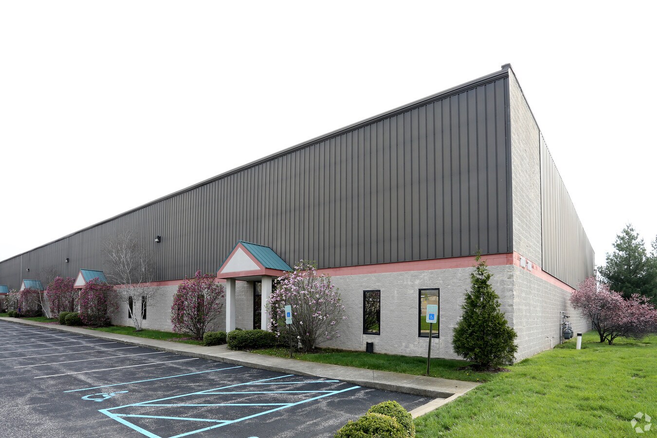 71017111 Global Dr, Louisville, KY 40258