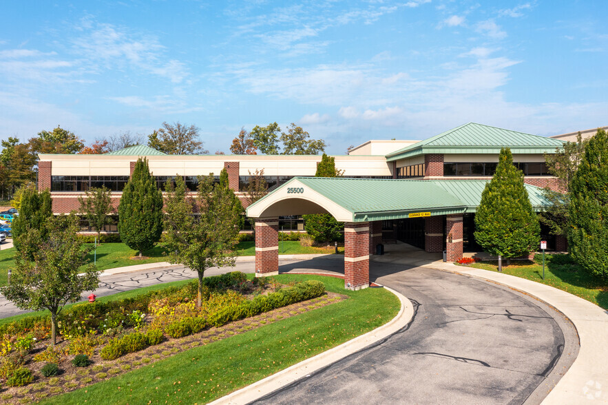 25500 Meadowbrook Rd, Novi, MI for lease - Building Photo - Image 1 of 8