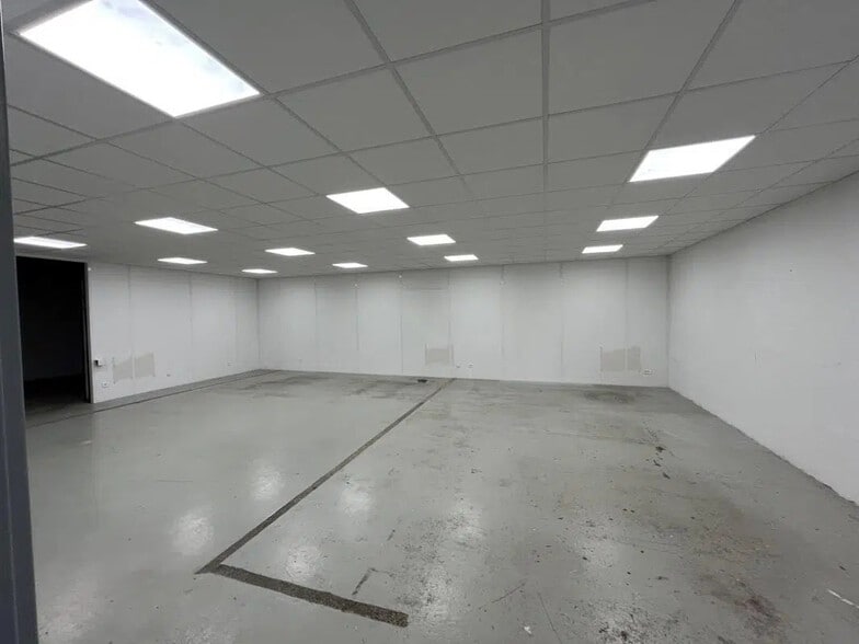 Flex in Herblay-sur-Seine for lease - Interior Photo - Image 3 of 10