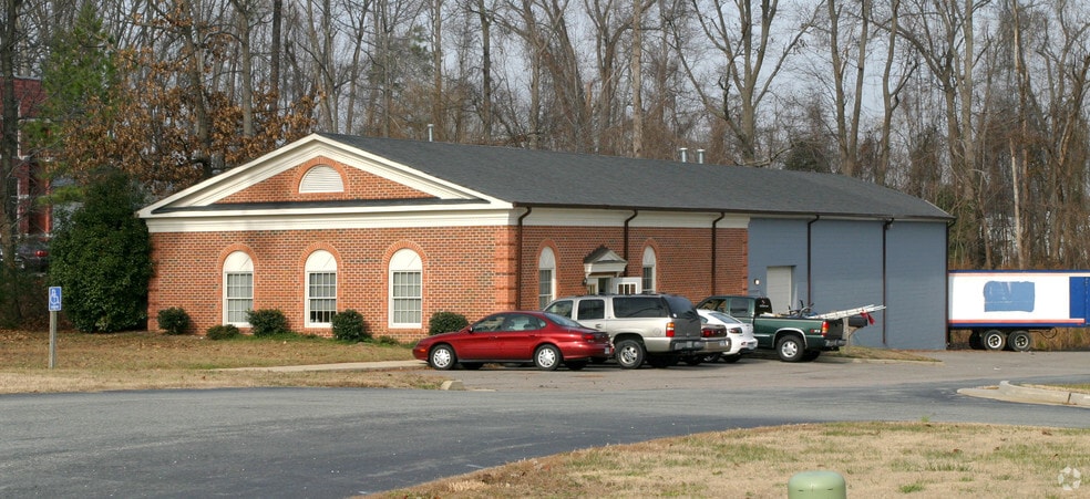 1804 Coyote Dr, Chester, VA for sale - Building Photo - Image 1 of 1