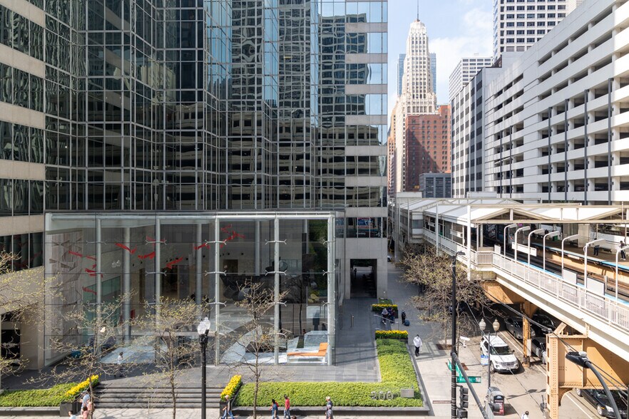 200 W Madison St, Chicago, IL for lease - Building Photo - Image 2 of 30