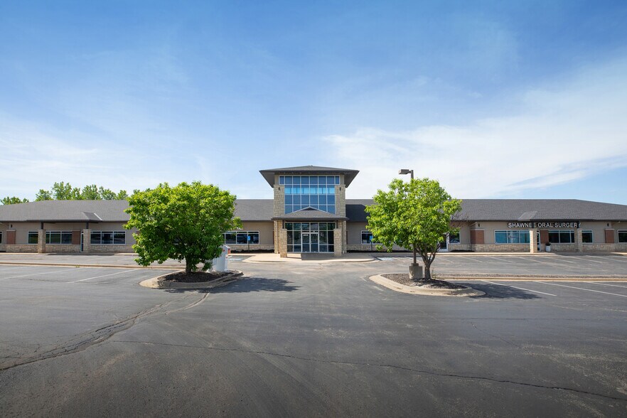 6828-6852 Silverheel St, Shawnee, KS for lease - Building Photo - Image 2 of 6