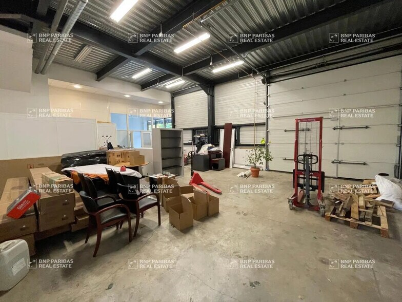 Flex in Montévrain for lease - Interior Photo - Image 3 of 6