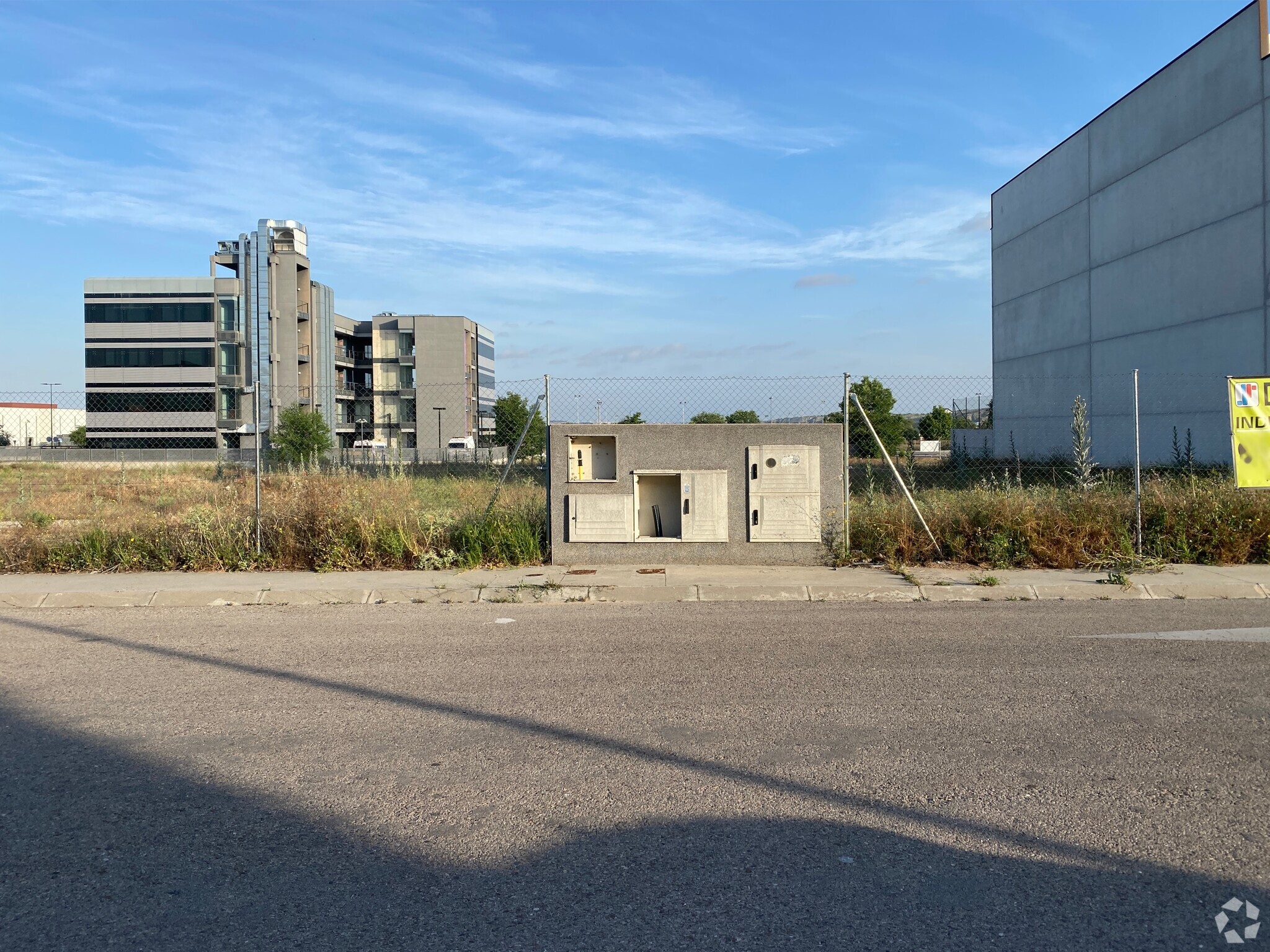 Calle Tungsteno, Arganda del Rey, Madrid for sale Primary Photo- Image 1 of 3