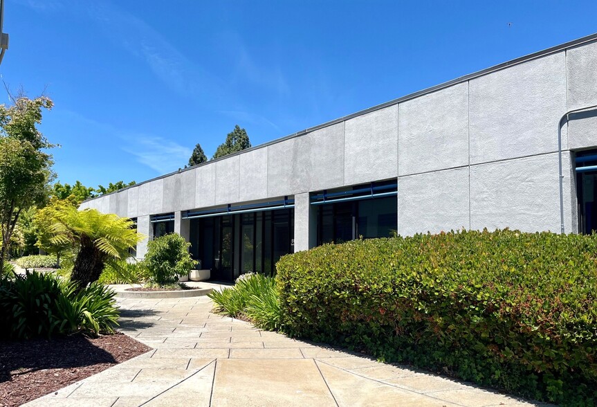 5165-5175 Johnson Dr, Pleasanton, CA for lease - Building Photo - Image 2 of 4