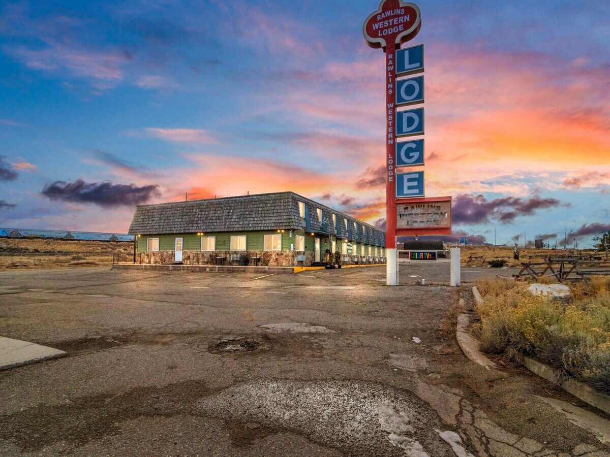 1806 E Cedar Ave, Rawlins, WY 82301 Rawlins Western Lodge