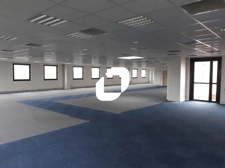 Flex in Villebon-sur-Yvette for lease - Interior Photo - Image 3 of 12