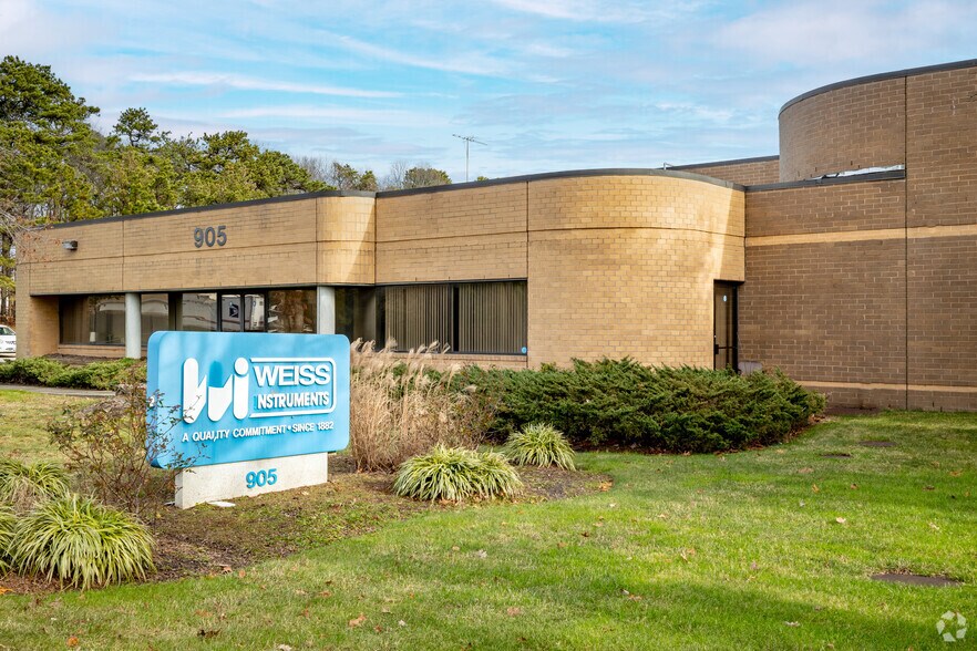 905 Waverly Ave, Holtsville, NY for sale - Building Photo - Image 1 of 1