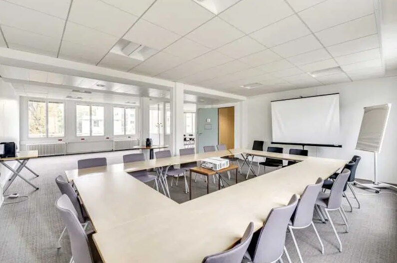 Office in Paris for lease Interior Photo- Image 1 of 7