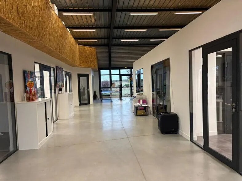 Flex in Ennevelin for lease - Interior Photo - Image 1 of 5