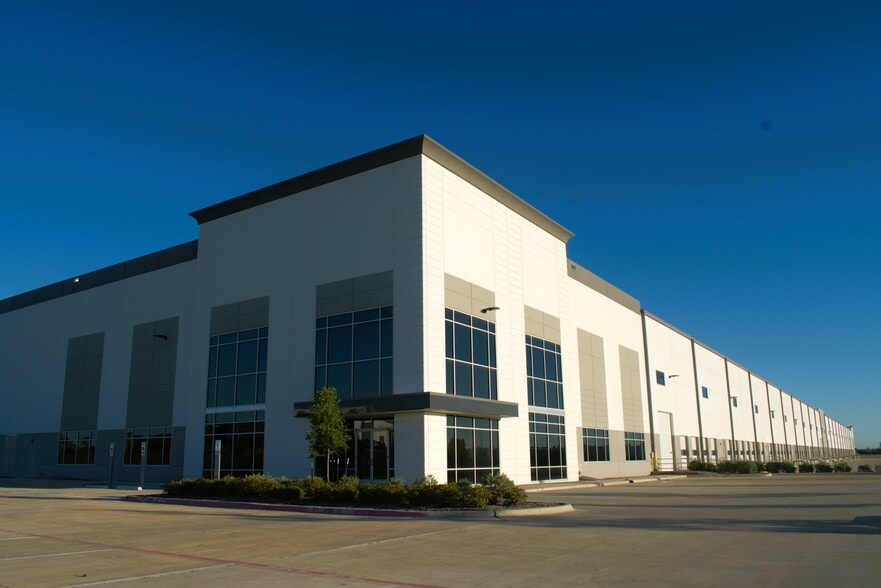 9401 Hemphill St, Fort Worth, TX for lease - Building Photo - Image 3 of 12