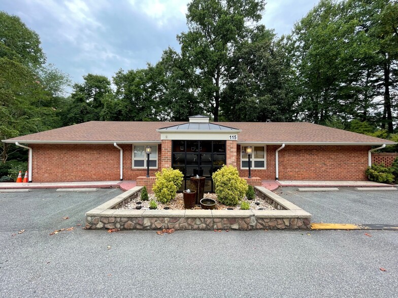 115 Wiggington Rd, Lynchburg, VA for sale - Building Photo - Image 1 of 1