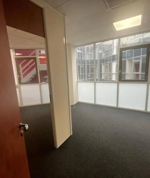 Office in Torcy for lease - Building Photo - Image 3 of 5