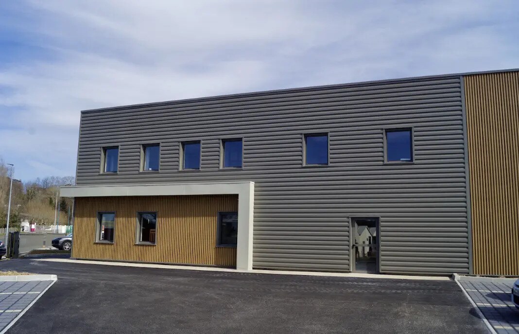 Flex in Trévoux for lease Building Photo- Image 1 of 3