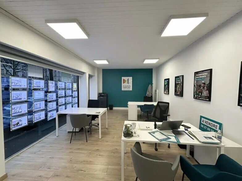 Retail in La Madeleine for lease - Interior Photo - Image 2 of 4