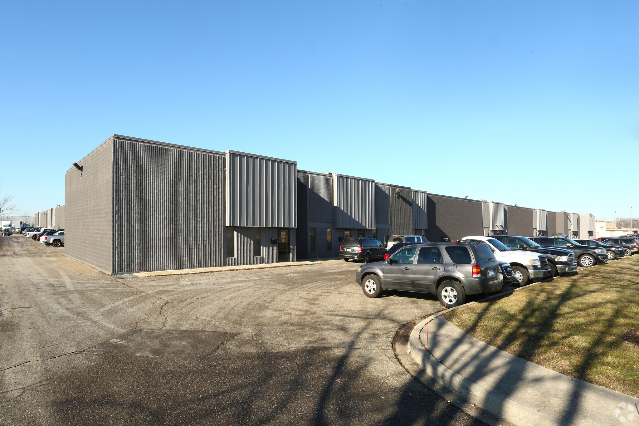 30932-30976 Industrial Dr, Livonia, MI for lease Primary Photo- Image 1 of 13