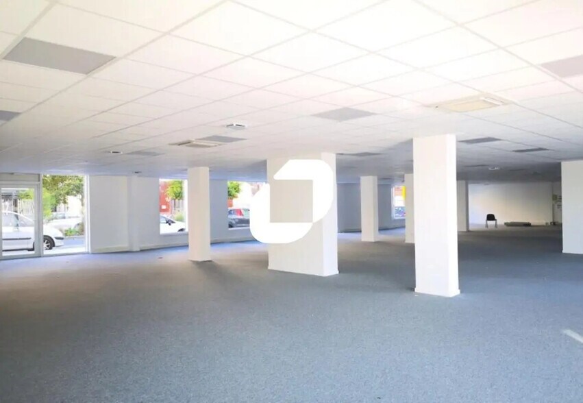 Office in Valenciennes for lease - Building Photo - Image 3 of 9
