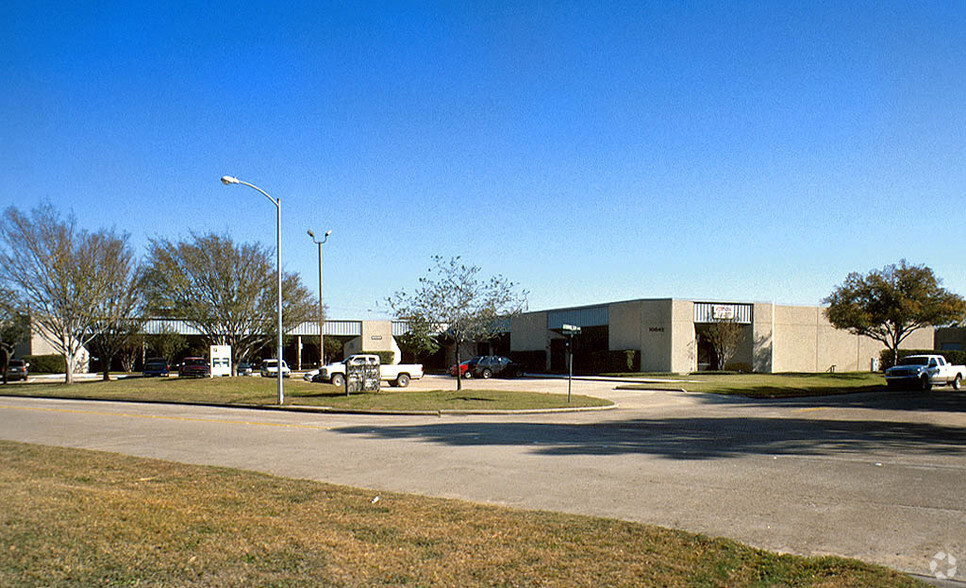 1665 Townhurst Dr, Houston, TX for lease - Building Photo - Image 2 of 4