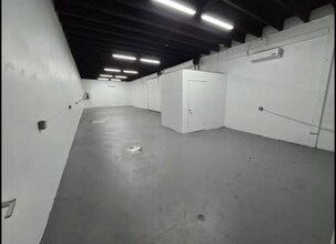 611 NE 42nd St, Deerfield Beach, FL for lease Interior Photo- Image 2 of 3