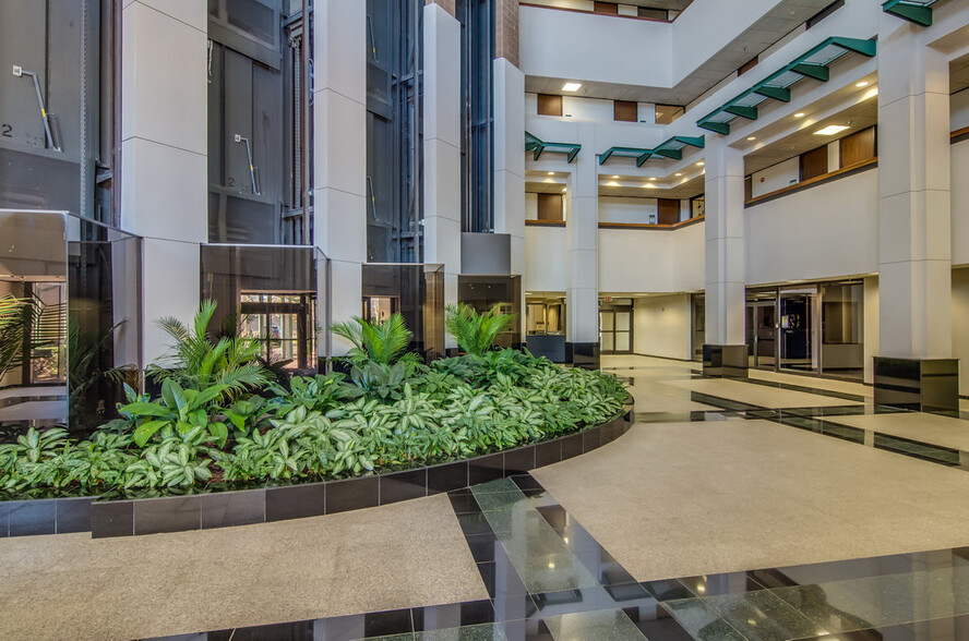 7322 Southwest Fwy, Houston, TX for lease - Lobby - Image 3 of 7