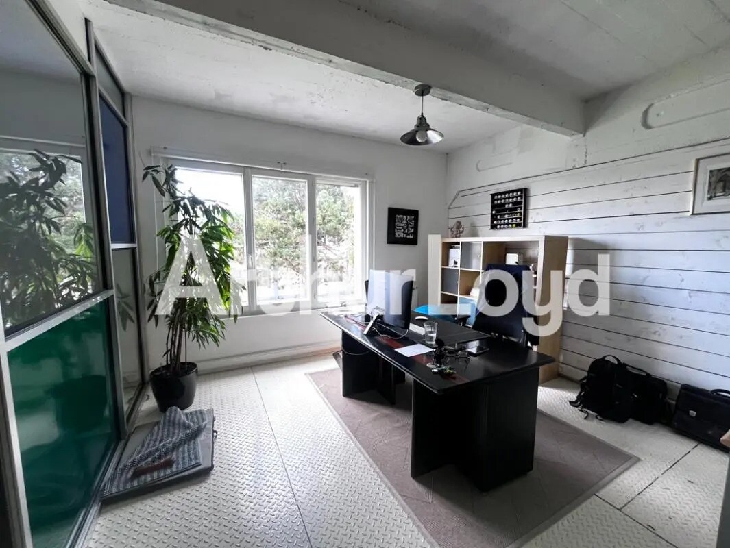 Office in Cormelles-le-Royal for lease Interior Photo- Image 1 of 4