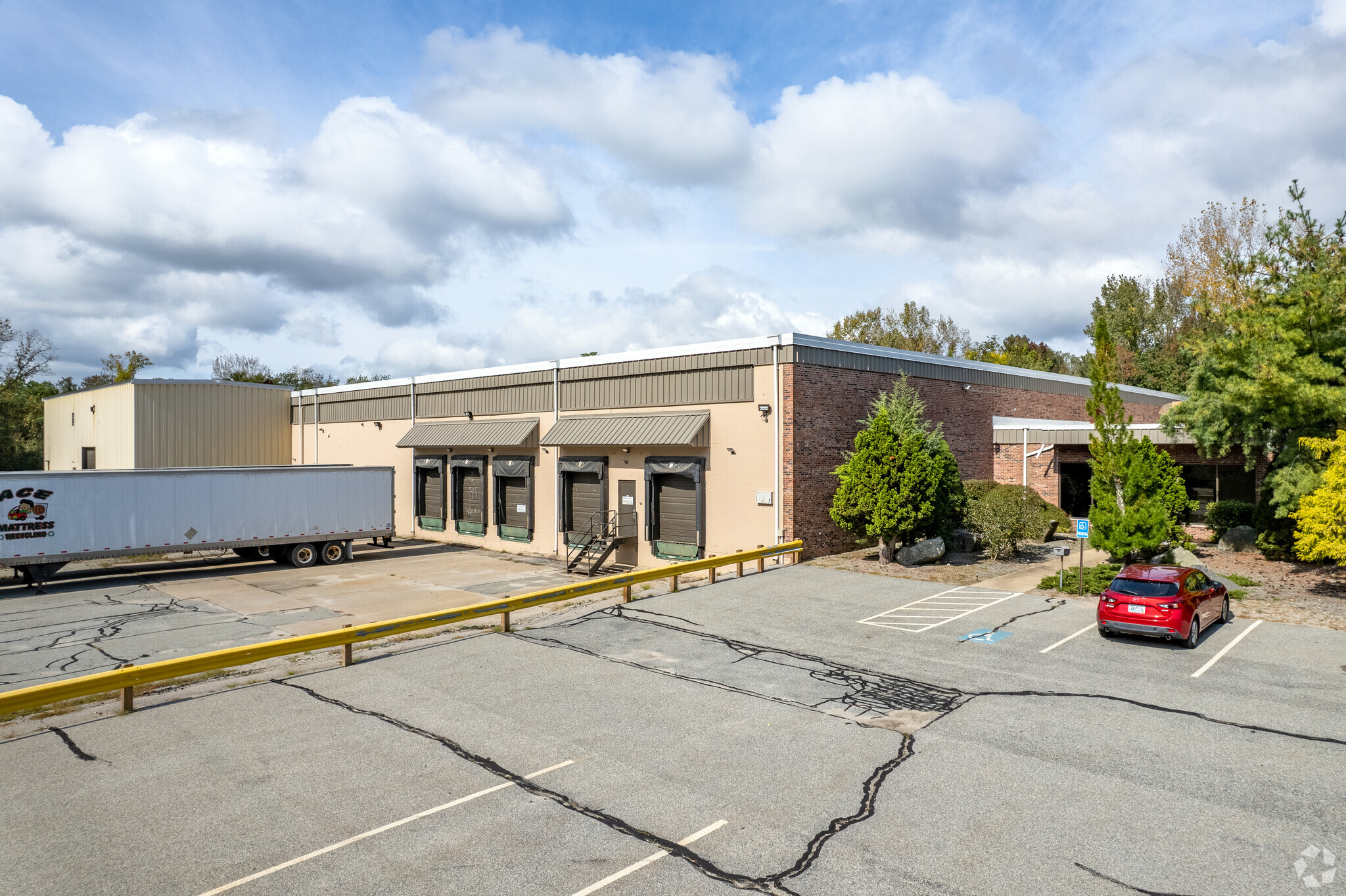 1950 S County Trl, East Greenwich, RI for lease Primary Photo- Image 1 of 8