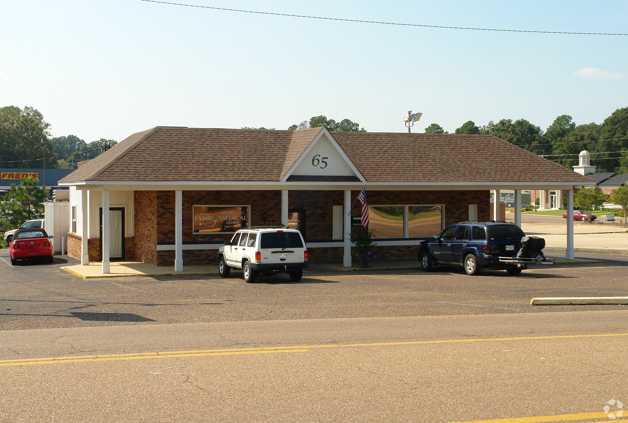 65 Lakeview Dr, Clinton, MS for sale Primary Photo- Image 1 of 1