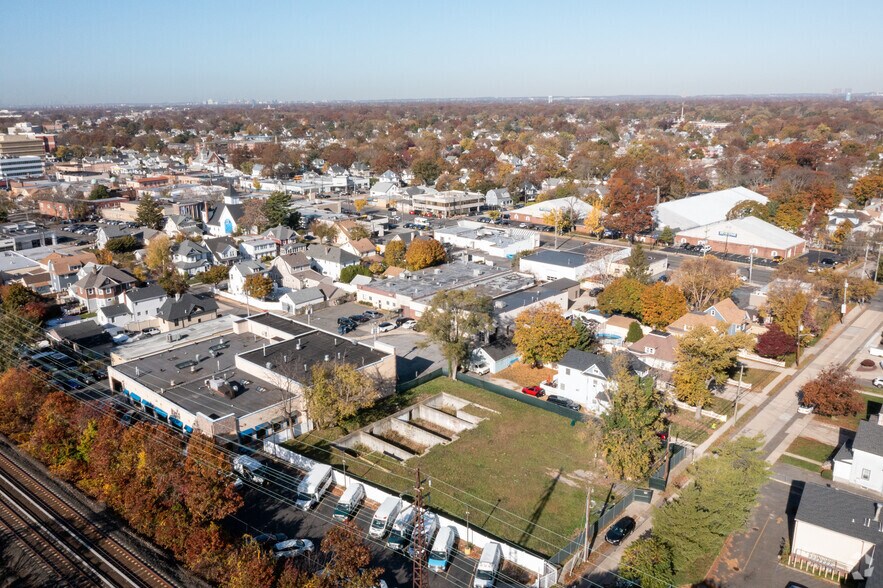 33 Park Pl, Lynbrook, NY for sale - Primary Photo - Image 1 of 23