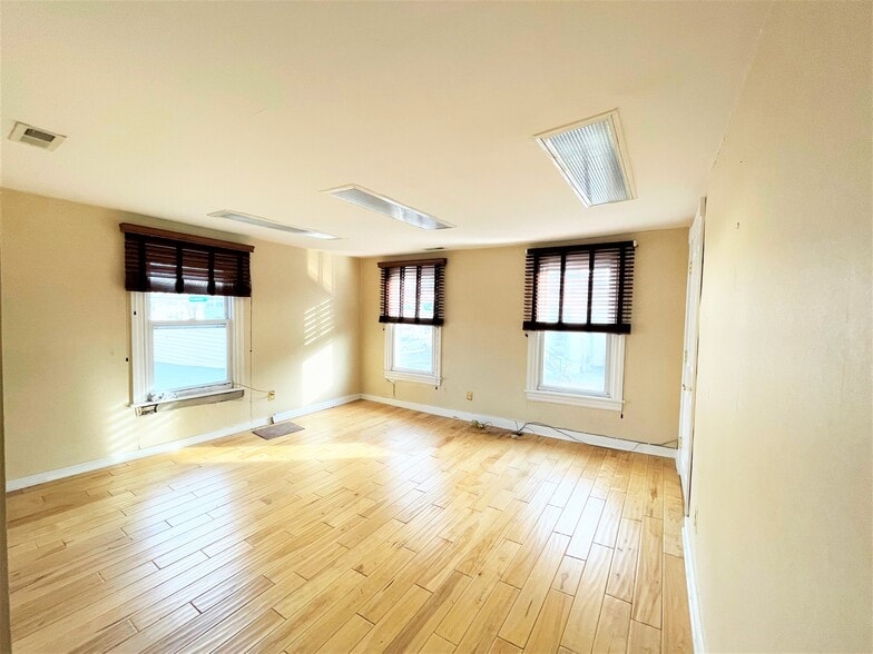 6 S Main St, Medford, NJ for lease - Interior Photo - Image 2 of 5