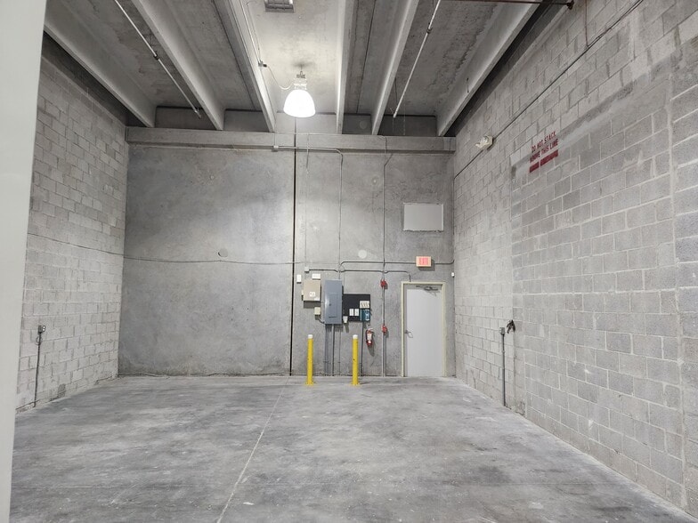 2061 NW 112th Ave, Miami, FL for lease - Interior Photo - Image 1 of 7