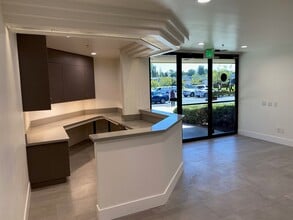 23293 S Pointe Dr, Laguna Hills, CA for lease Building Photo- Image 2 of 25